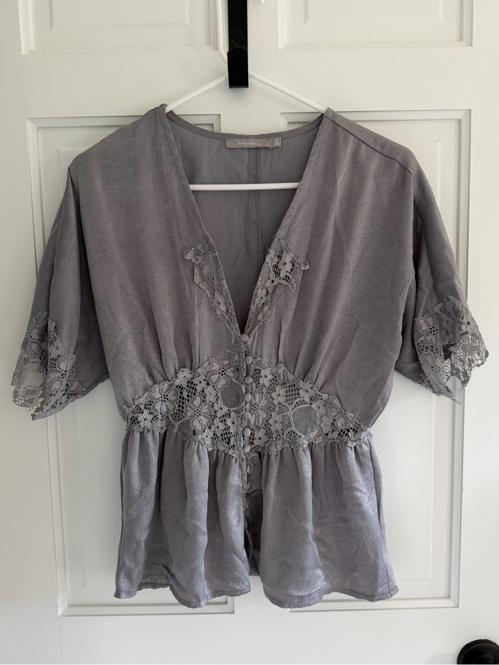Red‎ by BKE Gray Satin Lace Peplum Blouse Top Size Small Boho Romantic